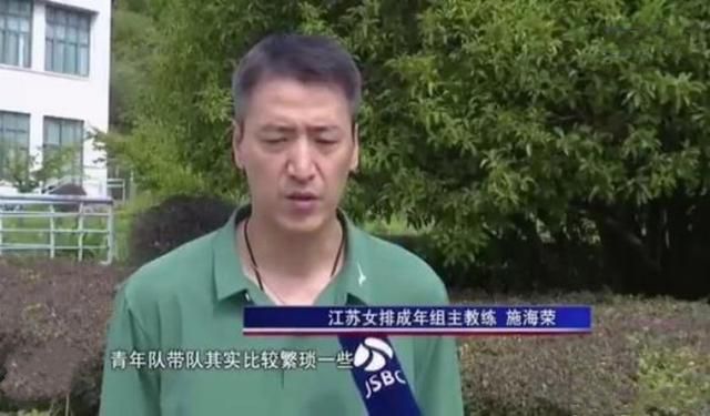 在床上跳舞的妻子