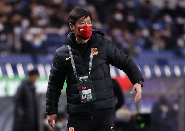 一边摸一边伸进内裤里